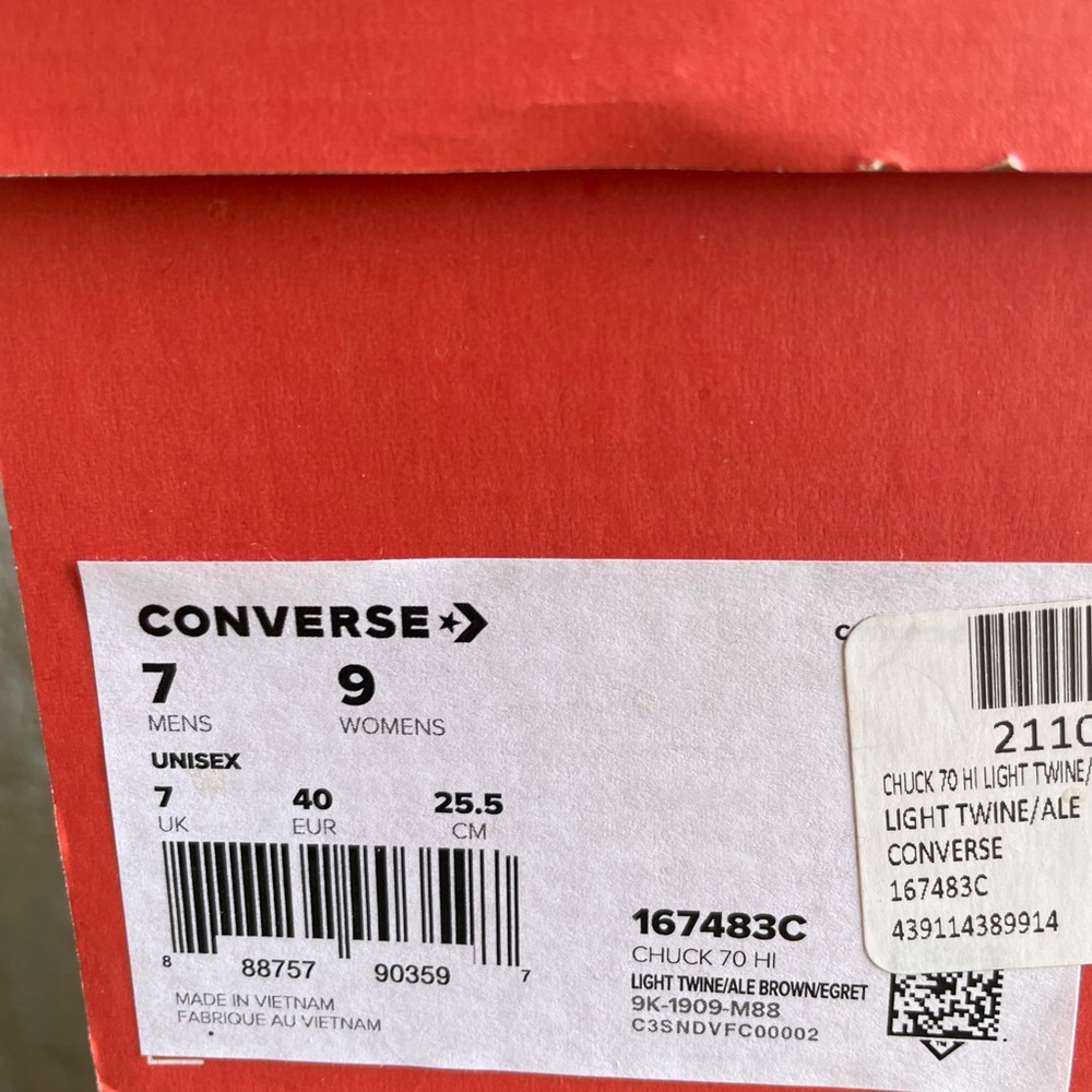 High-Top Chuck Taylor’s All Star - Picture 8 of 9